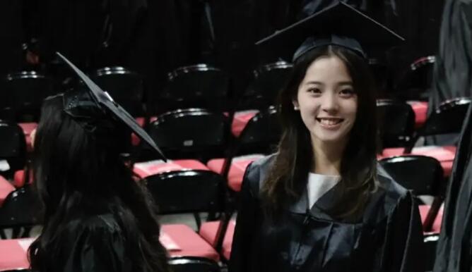 歐陽娜娜只花3年唸完伯克利音樂學院！超正畢業照曝光　粉絲哭了